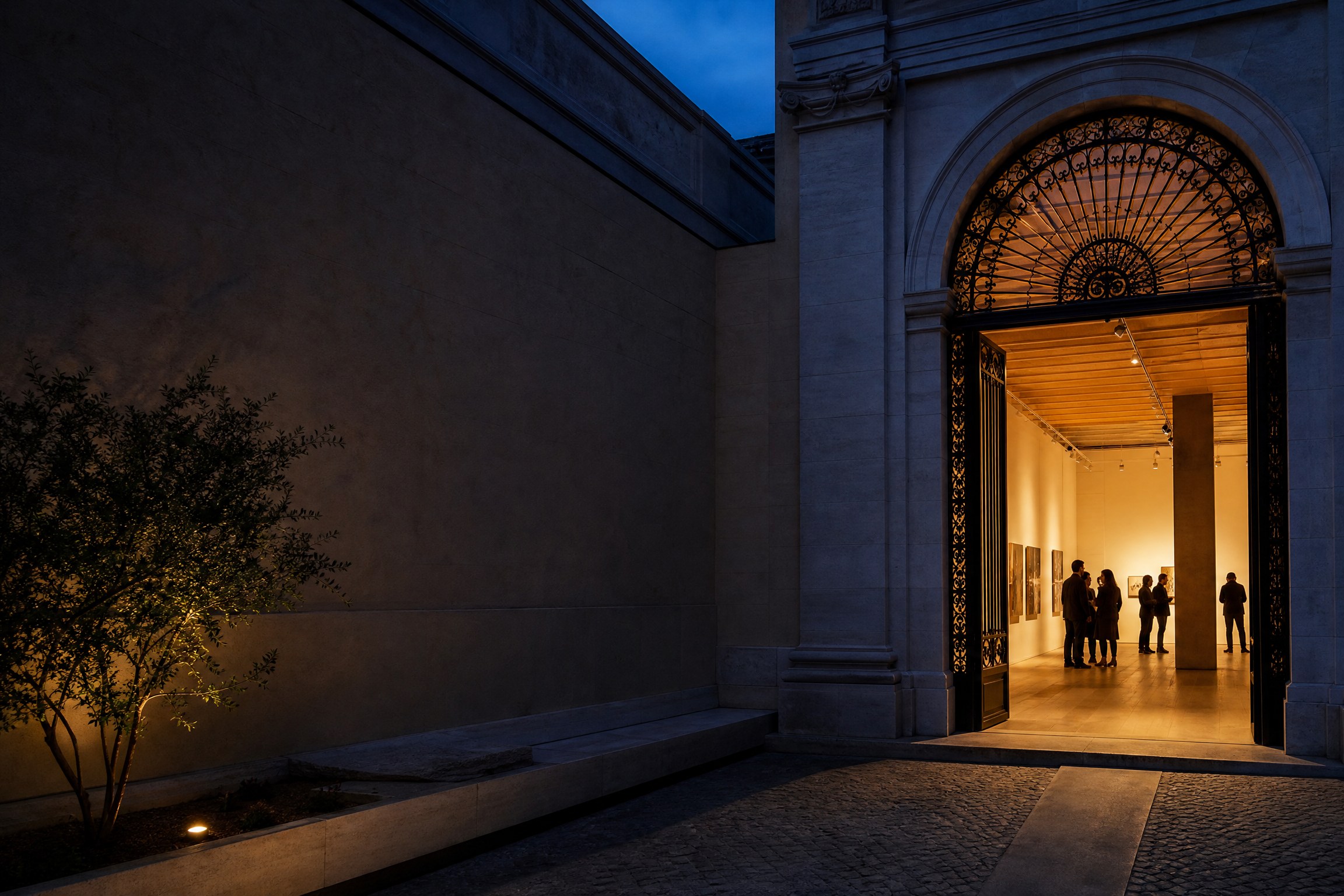 Espacio cultural contemporáneo con iluminación nocturna